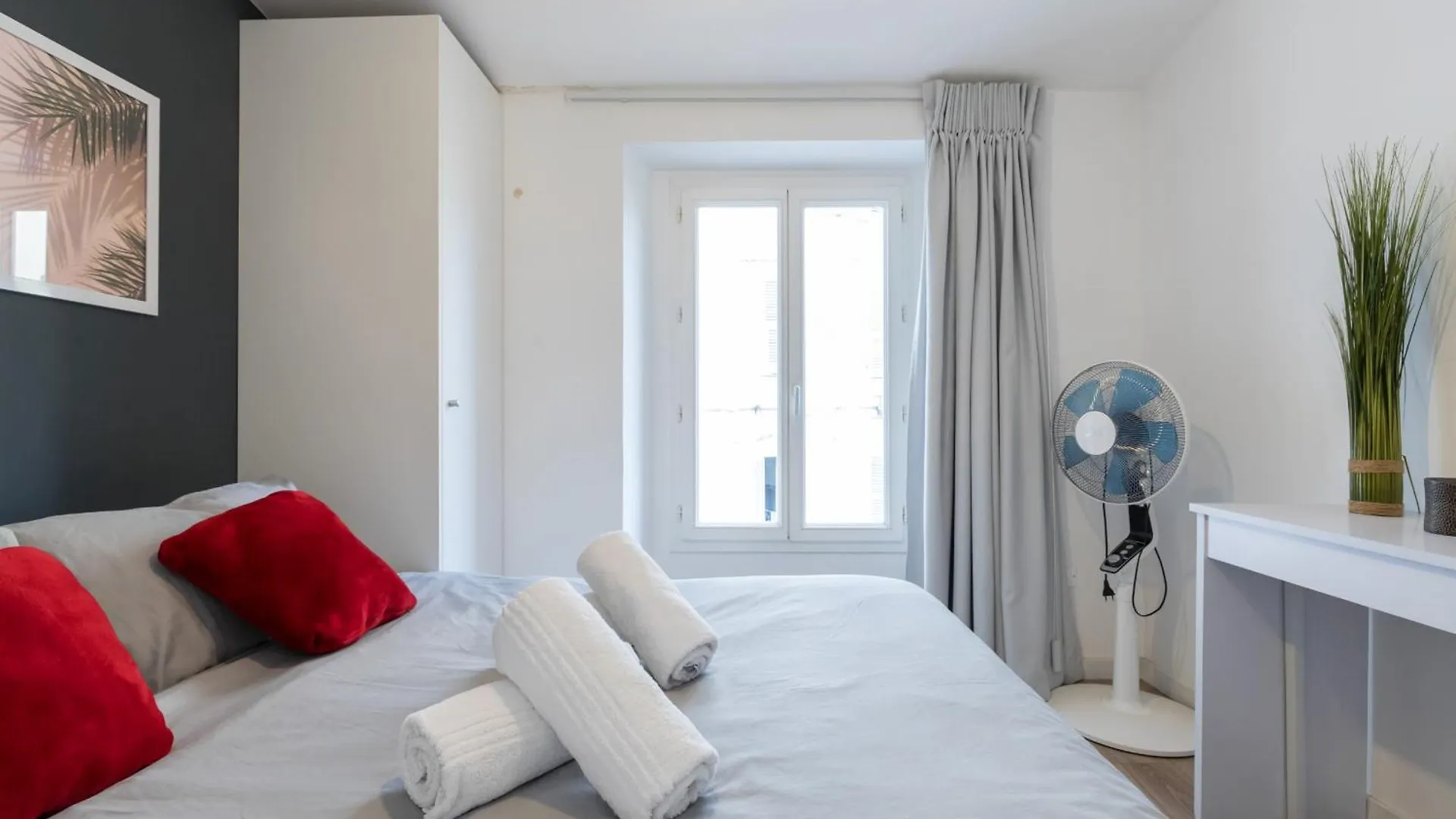 Magenta Square Central 1 Bdr With Ac Nice 0*,