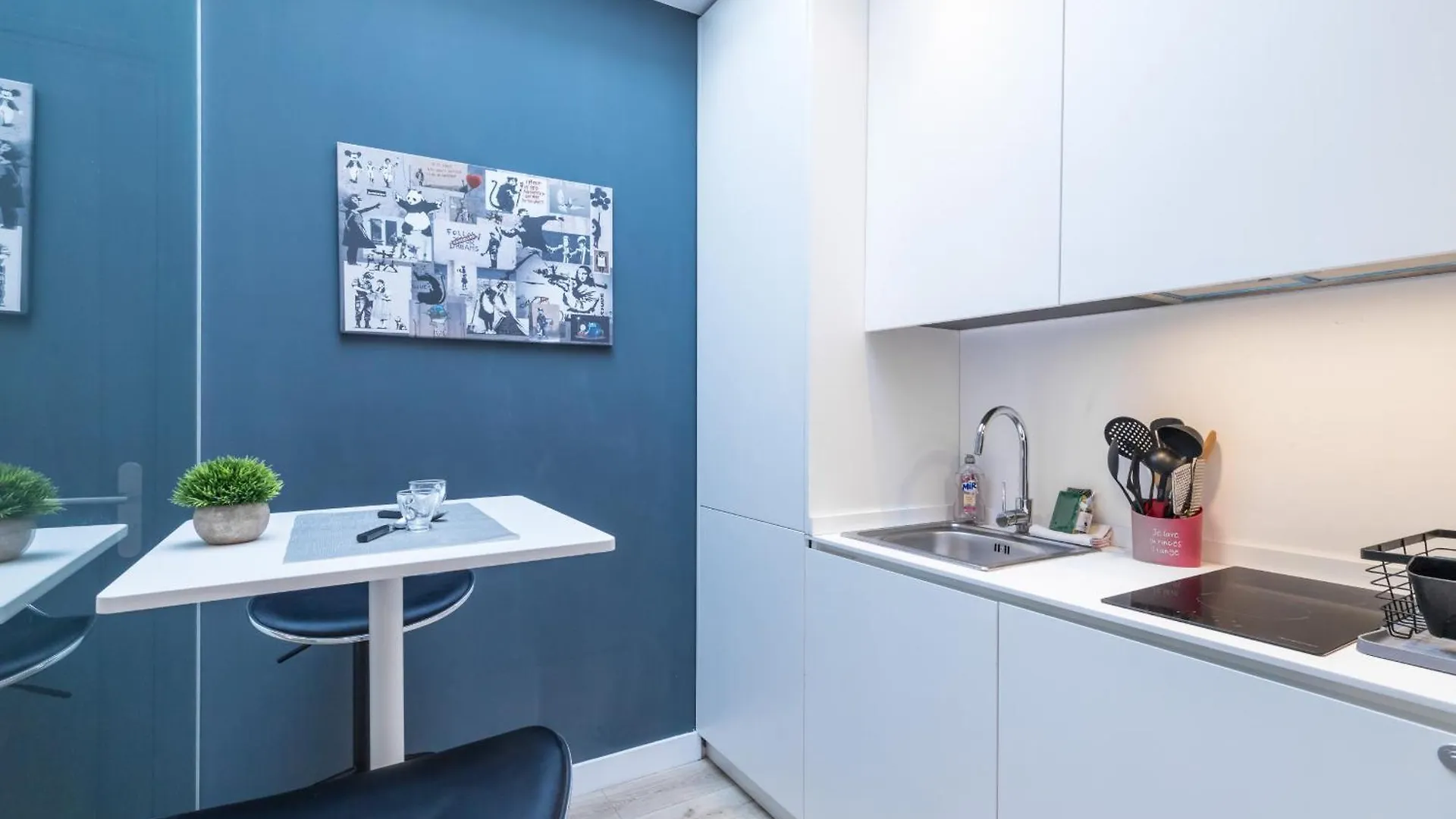 Magenta Square Central 1 Bdr With Ac Nice 0*,